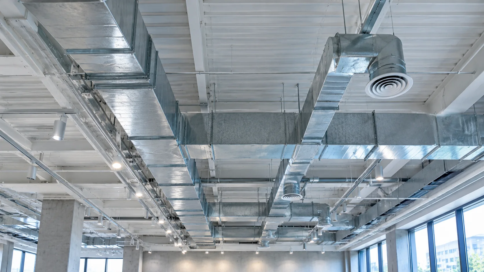 Instalasi ducting dan diffuser HVAC pada plafon ruang komersial